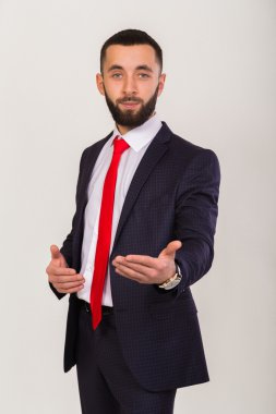 İş takım elbiseli genç şık işadamı.