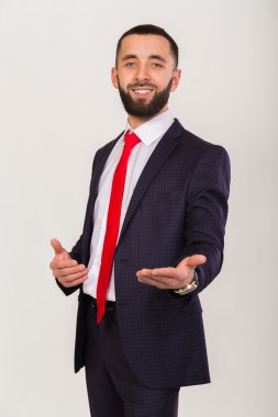 İş takım elbiseli genç şık işadamı.