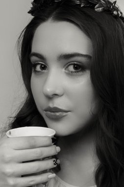 Zarif kız beyaz bluz, siyah-beyaz fotoğraf