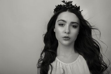 Zarif kız beyaz bluz, siyah-beyaz fotoğraf