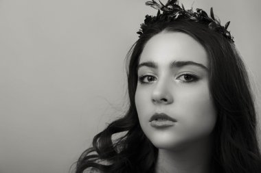 Zarif kız beyaz bluz, siyah-beyaz fotoğraf