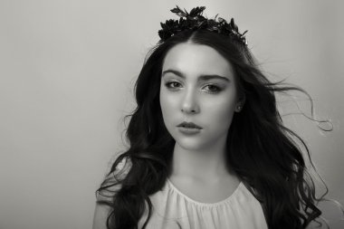 Zarif kız beyaz bluz, siyah-beyaz fotoğraf