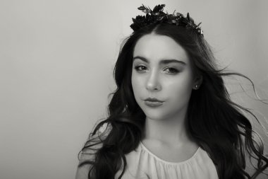 Zarif kız beyaz bluz, siyah-beyaz fotoğraf