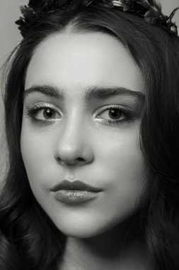 Zarif kız beyaz bluz, siyah-beyaz fotoğraf