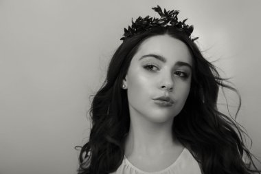 Zarif kız beyaz bluz, siyah-beyaz fotoğraf