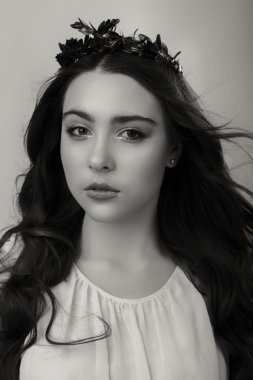 Zarif kız beyaz bluz, siyah-beyaz fotoğraf