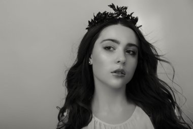 Zarif kız beyaz bluz, siyah-beyaz fotoğraf