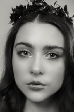 Zarif kız beyaz bluz, siyah-beyaz fotoğraf