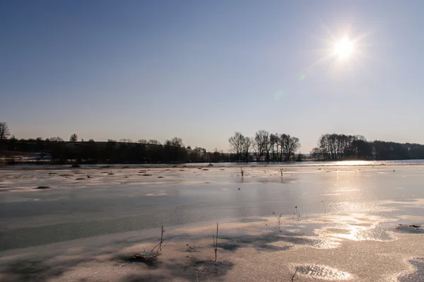 Bonita paisagem de inverno, a terra está coberta de gelo — Fotografia de Stock