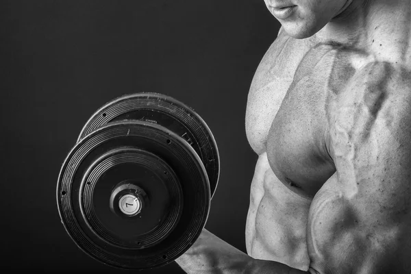 Bodybuilder posieren in verschiedenen Posen und demonstrieren ihre Muskeln. Scheitern auf dunklem Hintergrund. Männchen mit angespannten Muskeln. schöner muskulöser Körper Athlet. — Stockfoto