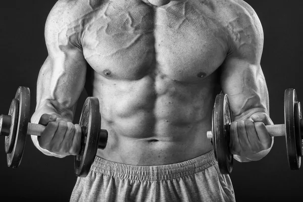 보디에 다른 포즈를 취하는 그들의 근육을 보여주는 포즈. 어두운 배경에 실패입니다. 남성 보여주는 근육 긴장. 아름 다운 근육 몸 선수. — 스톡 사진