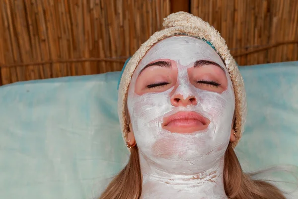 Menina com um esteticista no salão de spa. Esteticista realiza procedimentos cosméticos. Aplicação de creme cosmético. Cosmetologia, facial, beleza - O conceito de cuidados com a pele facial. Artigo sobre cosmetologia . — Fotografia de Stock