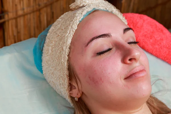 Girl with a beautician at spa salon. Beautician performs cosmetic procedures.applying cosmetic cream. Cosmetology, facial, beauty - The concept of facial skin care. Article about cosmetology. — Stock Photo, Image