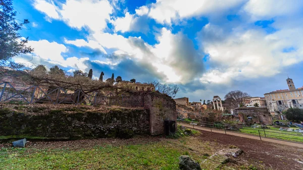 ROME - January 13: View of the Roman Forum on January 13, 2016 in Rome, Italy. — Stock Photo, Image