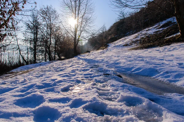 Bonita paisagem de inverno, a terra está coberta de gelo — Fotografia de Stock