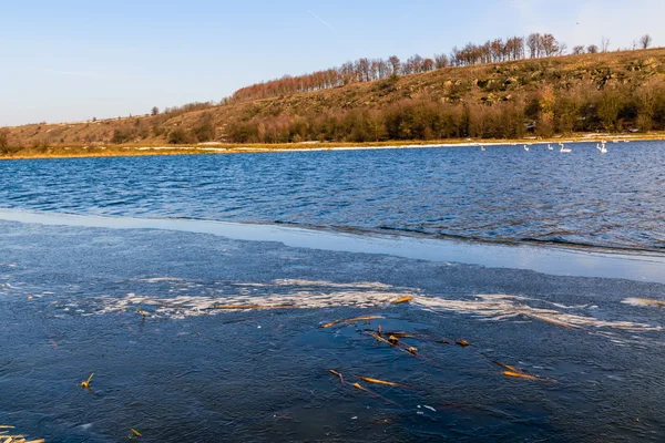 Güzel kış manzara, arazi buzla kaplıdır — Stok fotoğraf