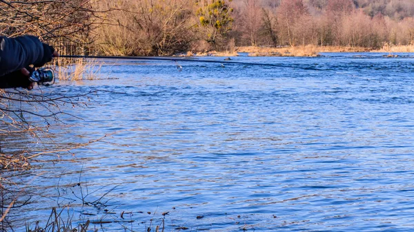 Visser op de oever van de rivier — Stockfoto