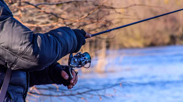 Pescador en la orilla del río —  Fotos de Stock