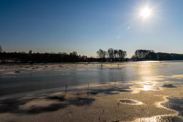 Vackert vinterlandskap, marken är täckt med is — Stockfoto