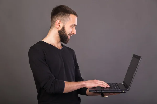 Stilvoller, erfolgreicher Geschäftsmann mit Laptop — Stockfoto