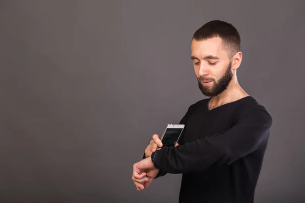 Homem de negócios elegante e bem sucedido com um laptop — Fotografia de Stock