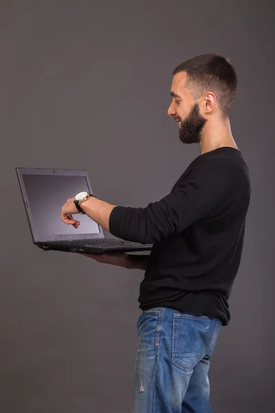 Stilvoller, erfolgreicher Geschäftsmann mit Laptop — Stockfoto