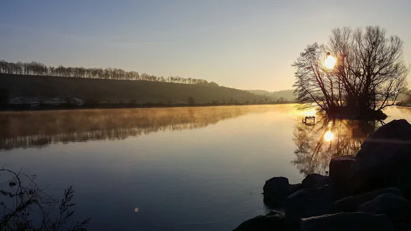 Mooie winter zonsopgang op de rivier — Stockfoto