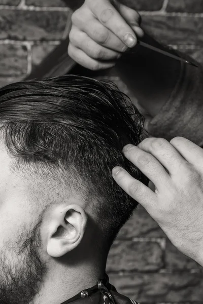 Barbear com uma navalha reta — Fotografia de Stock