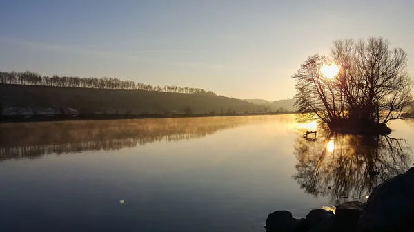 Belo nascer do sol de inverno no rio — Fotografia de Stock
