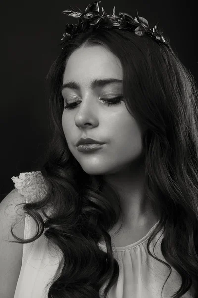 Una chica con una falda corta sobre un fondo claro. Hermosa joven. Hermoso maquillaje profesional . — Foto de Stock