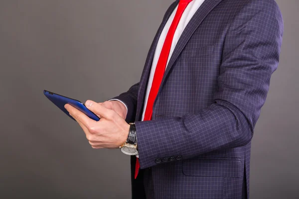 Jeune homme avec succès dans un costume d'affaires avec un ordinateur portable dans les mains — Photo