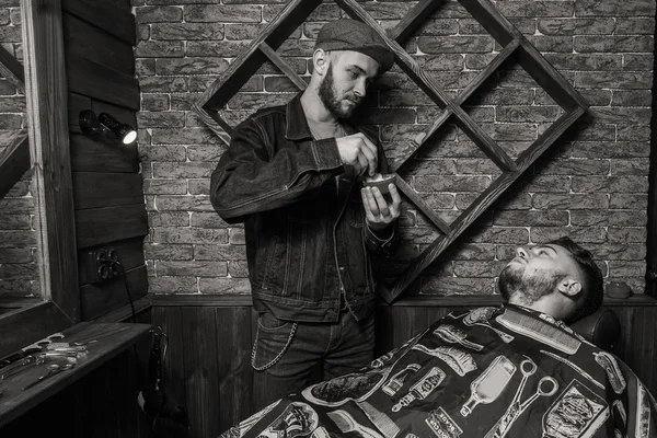 Barbearia cabeça de limpeza. A limpar barbeiros. Barbeiro a lavar a cabeça cliente. Cabeleireiros lavar a cabeça para o cliente . — Fotografia de Stock