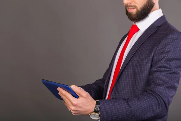 Muda, pria sukses dalam setelan bisnis dengan laptop di tangan — Stok Foto