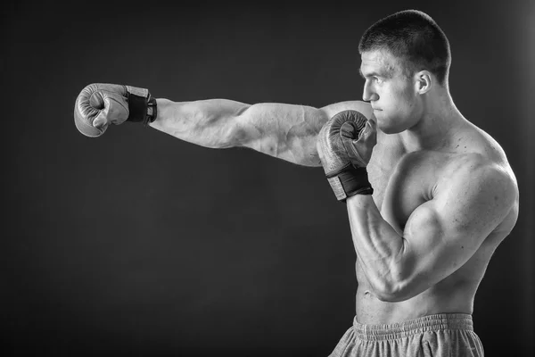 Mannen i boxning handskar. Unga boxare fighter över svart bakgrund. Boxning man redo att slåss. Boxning, träning, muskler, styrka, makt - begreppet styrka utbildning och boxning — Stockfoto