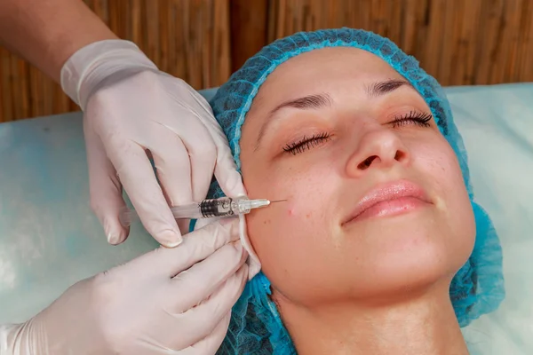 Iniezione cosmetica nel salone spa. L'estetista fa un'iniezione in faccia al paziente. Iniezioni di bellezza, mesoterapia, rivitalizzazione, iniezione di medicina estetica il concetto di ringiovanimento . — Foto Stock