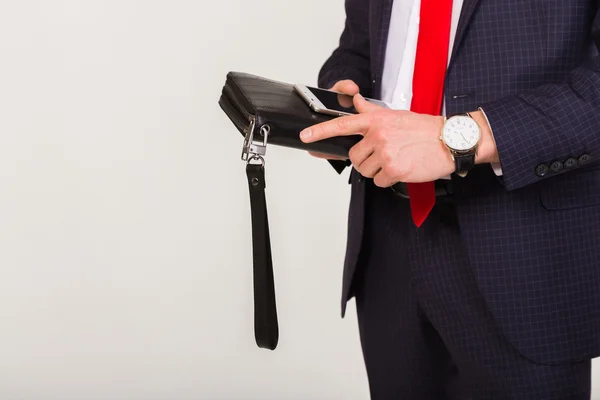 Telefon aus nächster Nähe in menschlichen Händen. Attribute des Erfolgs in den Händen des respektablen Mannes. Geldbörse, Handy und eine teure Uhr — Stockfoto