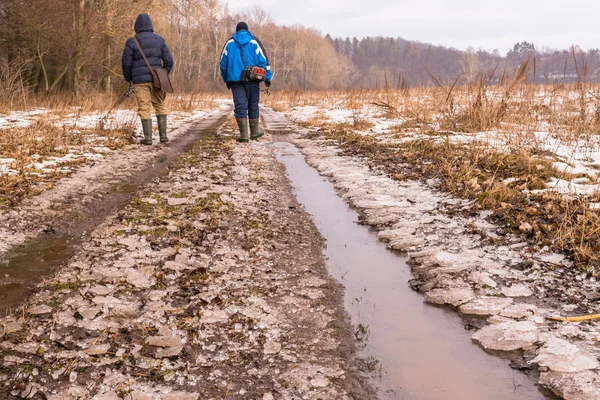 Nehir kıyısındaki balıkçı