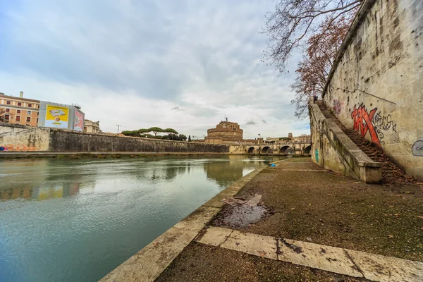 ROMA - 12 de janeiro: Bela vista do rio Tibre 12 de janeiro de 2016 em Roma, Itália . — Fotografia de Stock