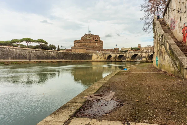 Rzym - 12 stycznia: Miły widok rzeki Tyber 12 stycznia 2016 w Rzym, Włochy. — Zdjęcie stockowe
