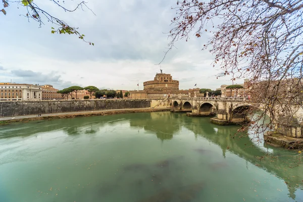 ROMA - 12 de janeiro: Bela vista do rio Tibre 12 de janeiro de 2016 em Roma, Itália . — Fotografia de Stock