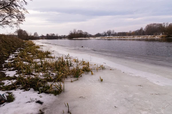 Hermoso paisaje de invierno, la tierra está cubierta de hielo —  Fotos de Stock