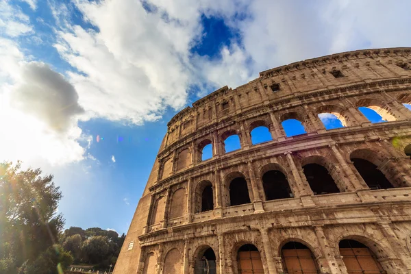 ROMA - 10 de janeiro: Coliseu exterior em 10 de janeiro de 2016 em Roma, Itália . — Fotografia de Stock