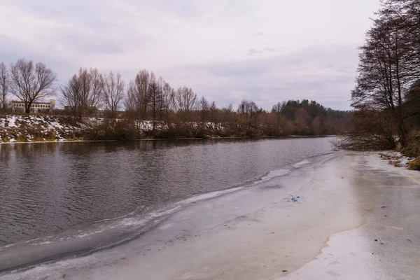 Hermoso paisaje de invierno, la tierra está cubierta de hielo —  Fotos de Stock