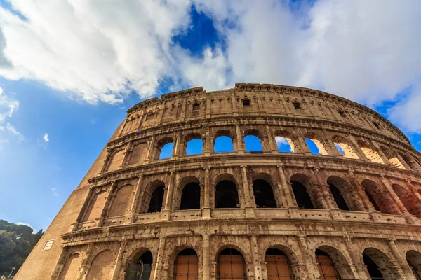 Řím - 10. ledna: Koloseum exteriér na 10 ledna 2016 v Římě, Itálie. — Stock fotografie