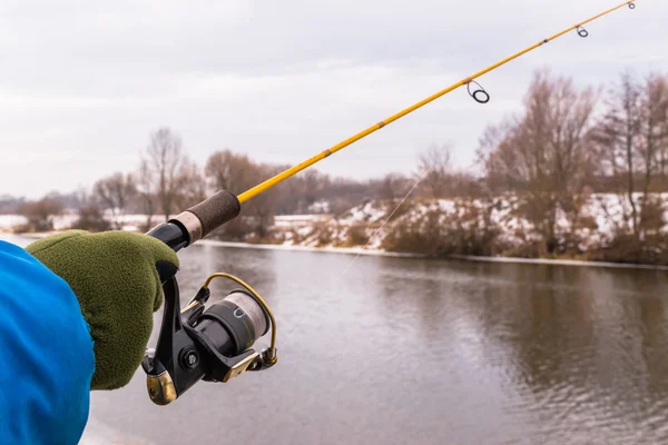 Pescatore sulla riva del fiume — Foto Stock