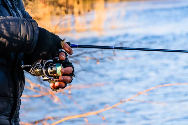 Nehir kıyısındaki balıkçı