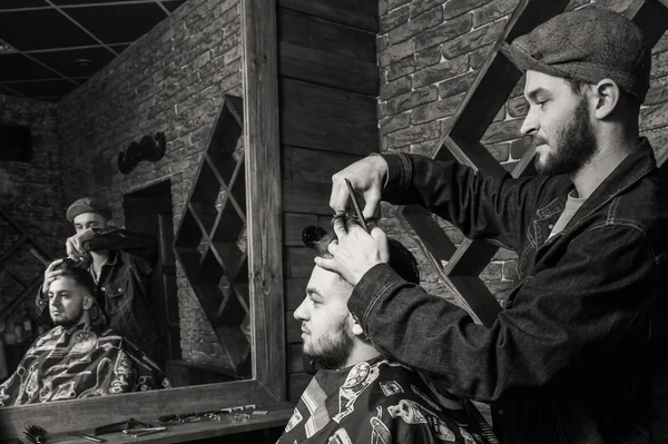 Homens de corte de cabelo Barbearia. Cabeleireiros masculinos; barbeiros . — Fotografia de Stock