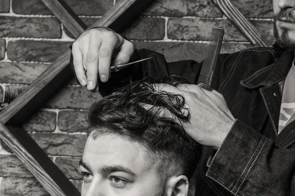 Barbershop pentru tunsori. Coafură pentru bărbați; frizeri . — Fotografie, imagine de stoc