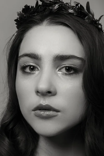 白いブラウス、黒と白の写真でエレガントな女の子 — ストック写真