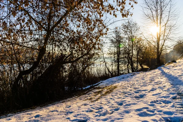 Hermoso amanecer de invierno en el río —  Fotos de Stock